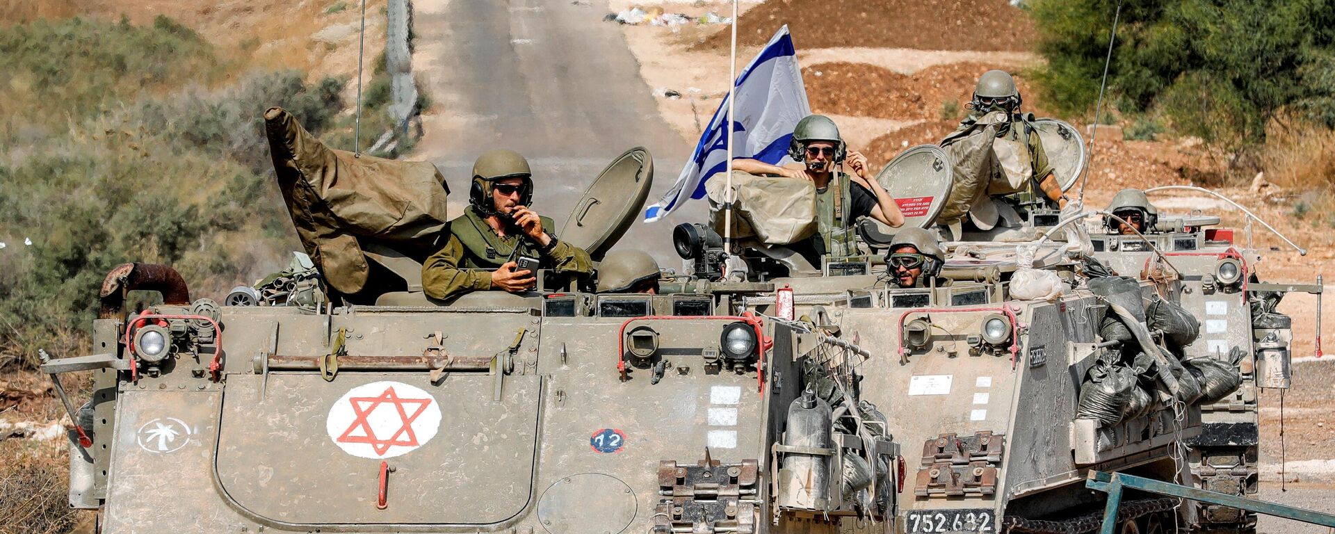انتشار قوات الجيش الإسرائيلي على طول طريق بالقرب من بلدة كريات شمونة على الحدود مع لبنان، 31 أكتوبر 2023 - سبوتنيك عربي, 1920, 15.11.2023
