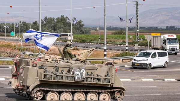 انتشار قوات الجيش الإسرائيلي على طول طريق بالقرب من بلدة كريات شمونة على الحدود مع لبنان، 31 أكتوبر 2023 - سبوتنيك عربي