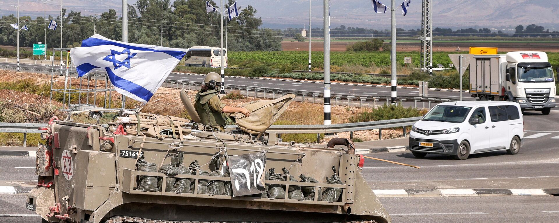 انتشار قوات الجيش الإسرائيلي على طول طريق بالقرب من بلدة كريات شمونة على الحدود مع لبنان، 31 أكتوبر 2023 - سبوتنيك عربي, 1920, 18.11.2023