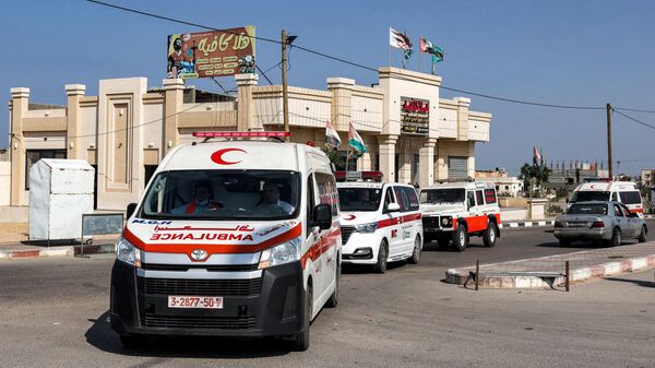 سيارات إسعاف أمام معبر رفح بين مصر وغزة - سبوتنيك عربي