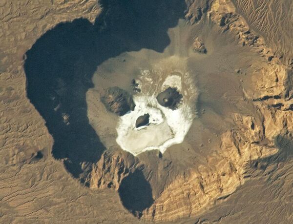 تركت انفجارات بركانية سابقة ورواسب ملحية من الينابيع الساخنة هذا الشكل، الذي يبدو مثل &quot;وجه&quot; شمالي تشاد - سبوتنيك عربي
