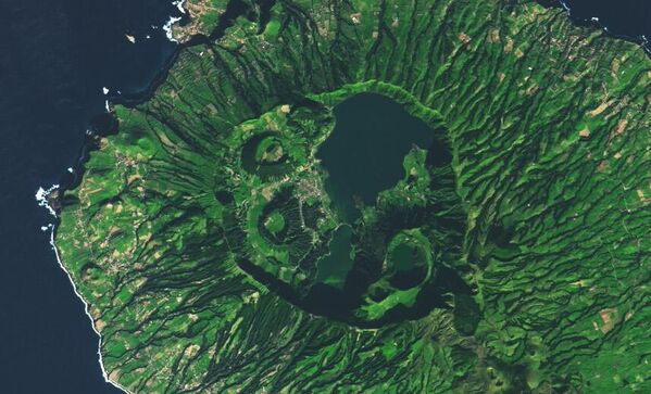 جزيرة ساو ميغيل هي الأكبر والأكثر اكتظاظًا بالسكان والأكثر نشاطًا بركانيًا بين جزر أرخبيل الأزور التسع في منطقة المحيط الأطلسي - سبوتنيك عربي