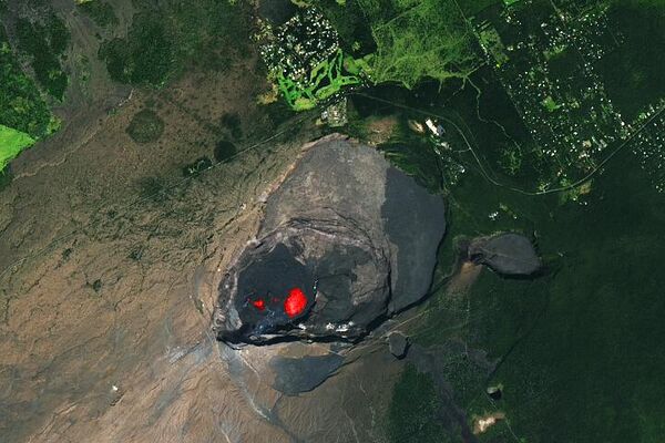 صورة التقطتها ناسا لتدفق الحمم البركانية على قمة كيلاويا في جزر هاواي - سبوتنيك عربي