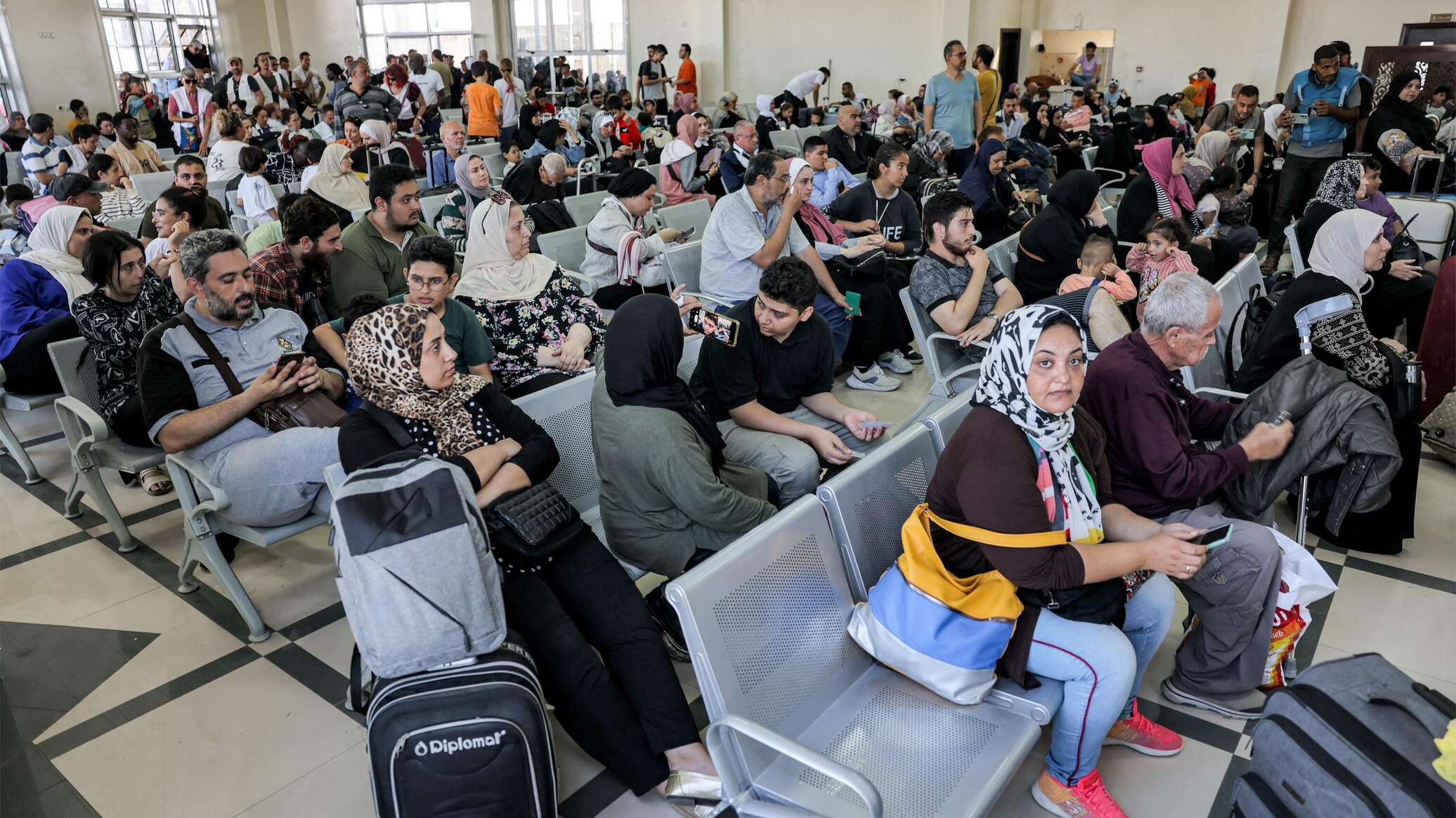 توافد العشرات من حملة الجوازات الأجنبية إلى معبر رفح تمهيدا لدخول مصر