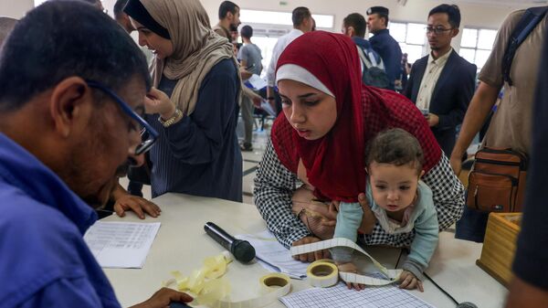 مواطنون من حاملي الجوازات الأجنبية، الجنسيات الأجنبية، في معبر رفح، قطاع غزة، مصر - سبوتنيك عربي