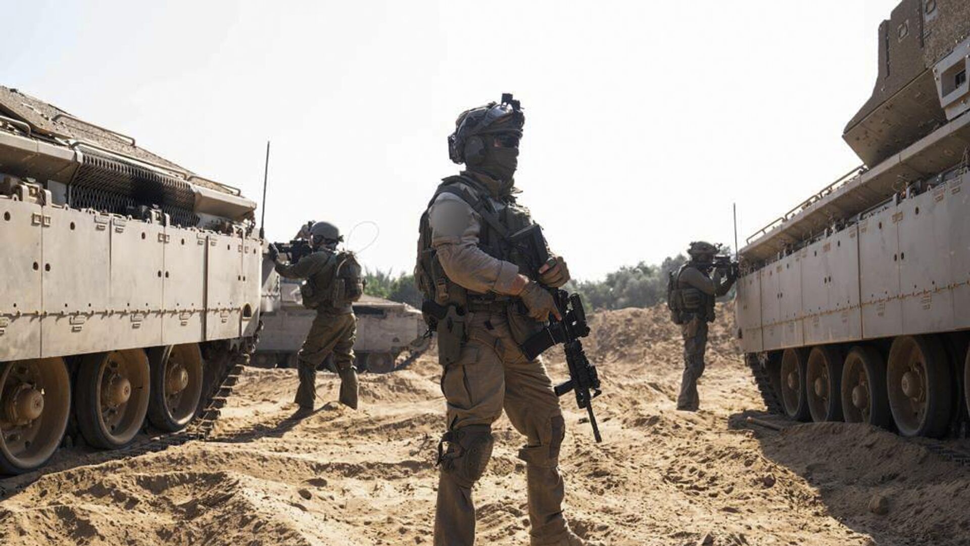 عملية برية في قطاع غزة - الجيش الإسرائيلي مدعوم بآليات عسكرية ودبابات - سبوتنيك عربي, 1920, 12.02.2024