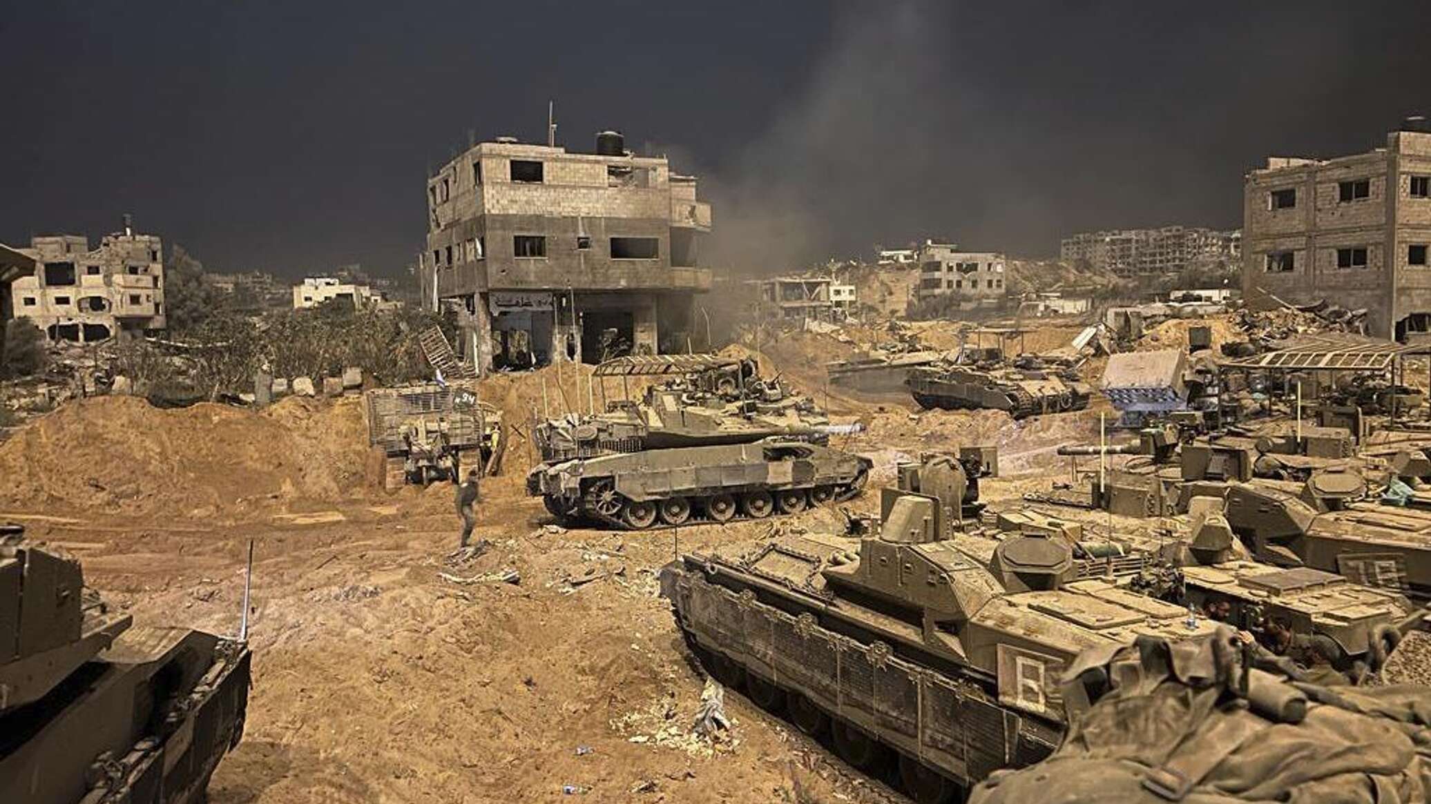 وزير الدفاع الإسرائيلي: بعد الهدنة سنقاتل على نطاق أوسع وأكثر كثافة