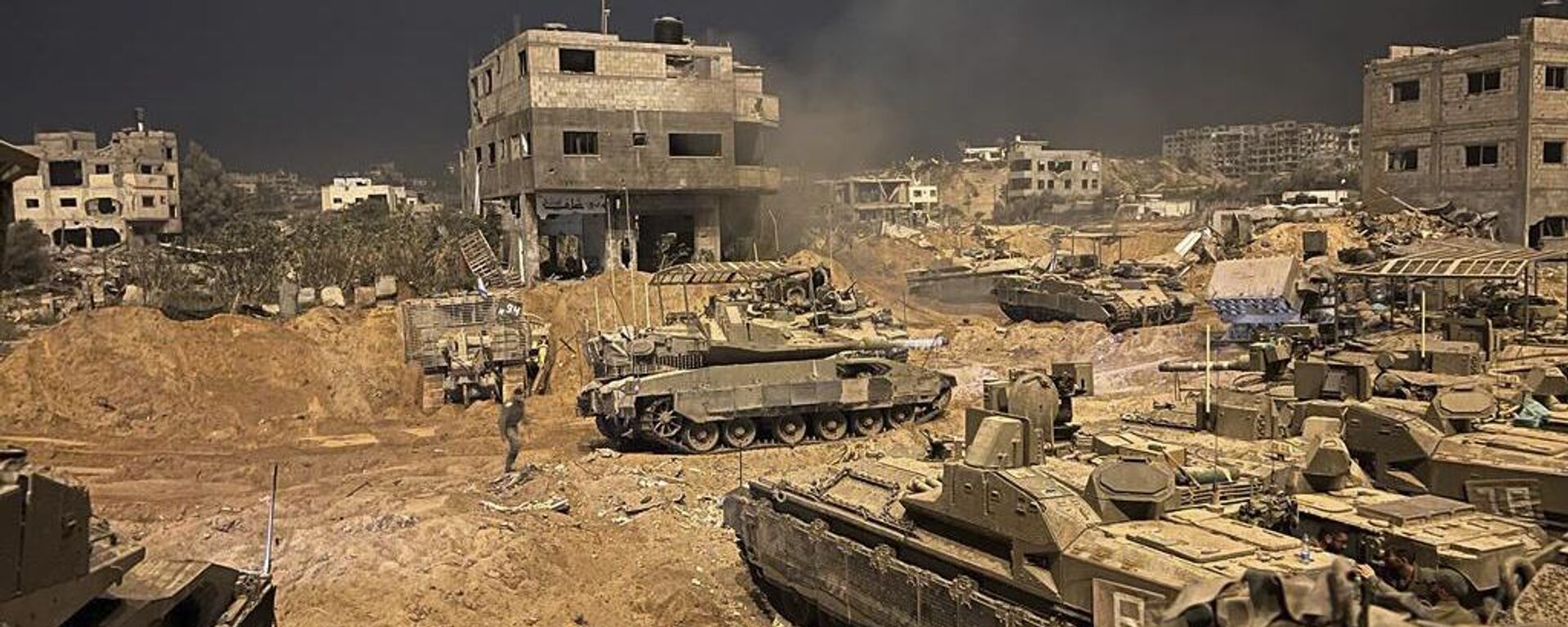 عملية برية في قطاع غزة - الجيش الإسرائيلي مدعوم بآليات عسكرية ودبابات - سبوتنيك عربي, 1920, 28.12.2023