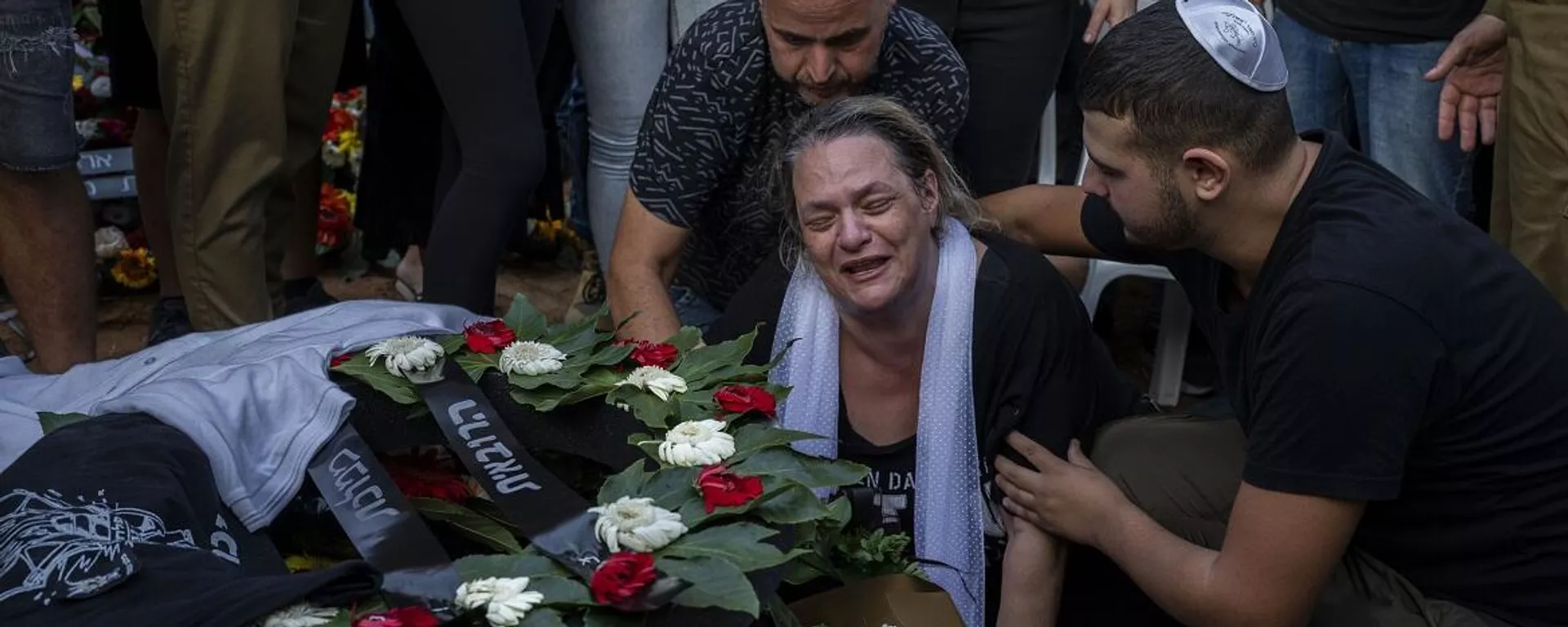 أسرة الرقيب الإسرائيلي، شاي أرفاس، يبكون في جنازته، بعد قتله خلال العملية البرية للجيش الإسرائيلي في غزة، 2 نوفمبر/ تشرين الثاني 2023 - سبوتنيك عربي, 1920, 05.12.2023