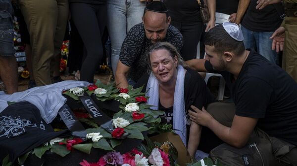 أسرة الرقيب الإسرائيلي، شاي أرفاس، يبكون في جنازته، بعد قتله خلال العملية البرية للجيش الإسرائيلي في غزة، 2 نوفمبر/ تشرين الثاني 2023 - سبوتنيك عربي