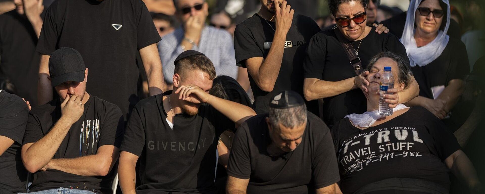 أسرة الرقيب الإسرائيلي، شاي أرفاس، يبكون في جنازته، بعد قتله خلال العملية البرية للجيش الإسرائيلي في غزة، 2 نوفمبر/ تشرين الثاني 2023 - سبوتنيك عربي, 1920, 05.12.2023