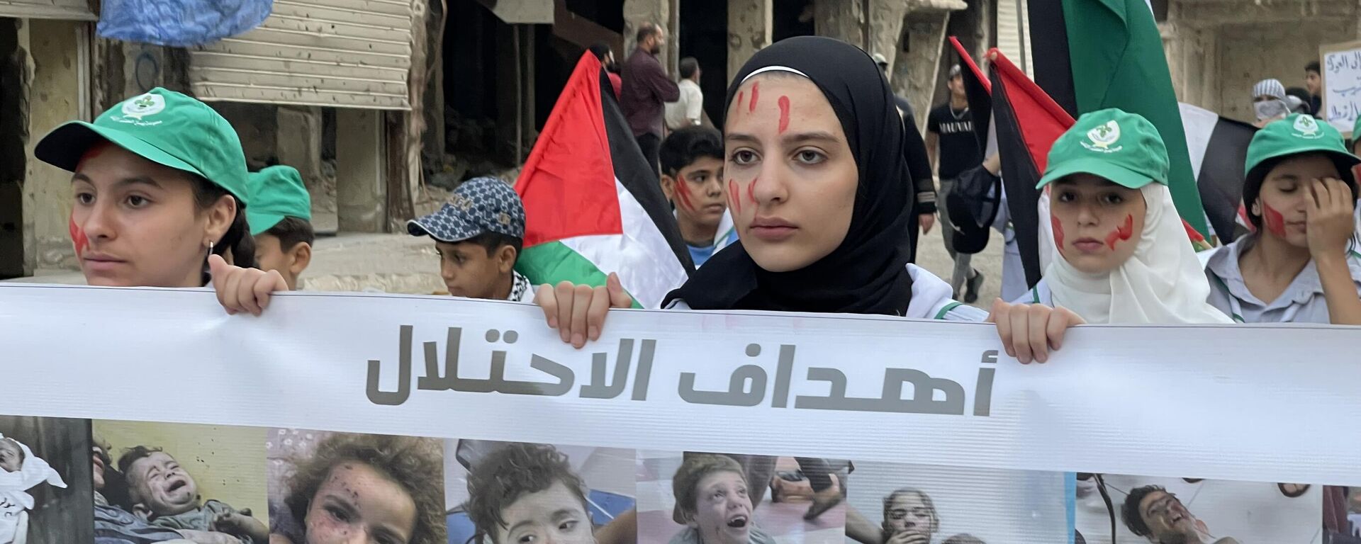 متظاهرون بمخيم اليرموك للاجئين الفلسطينيين ينددون بالصمت الدولي حيال مجازر إسرائيل في غزة - سبوتنيك عربي, 1920, 12.11.2023
