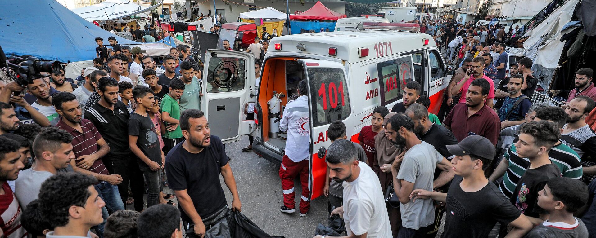 إخراج جثمان أحد الضحايا الذين قُتلوا في القصف الإسرائيلي من سيارة إسعاف تصل إلى مستشفى الشفاء في مدينة غزة في 2 نوفمبر 2023 - سبوتنيك عربي, 1920, 12.11.2023