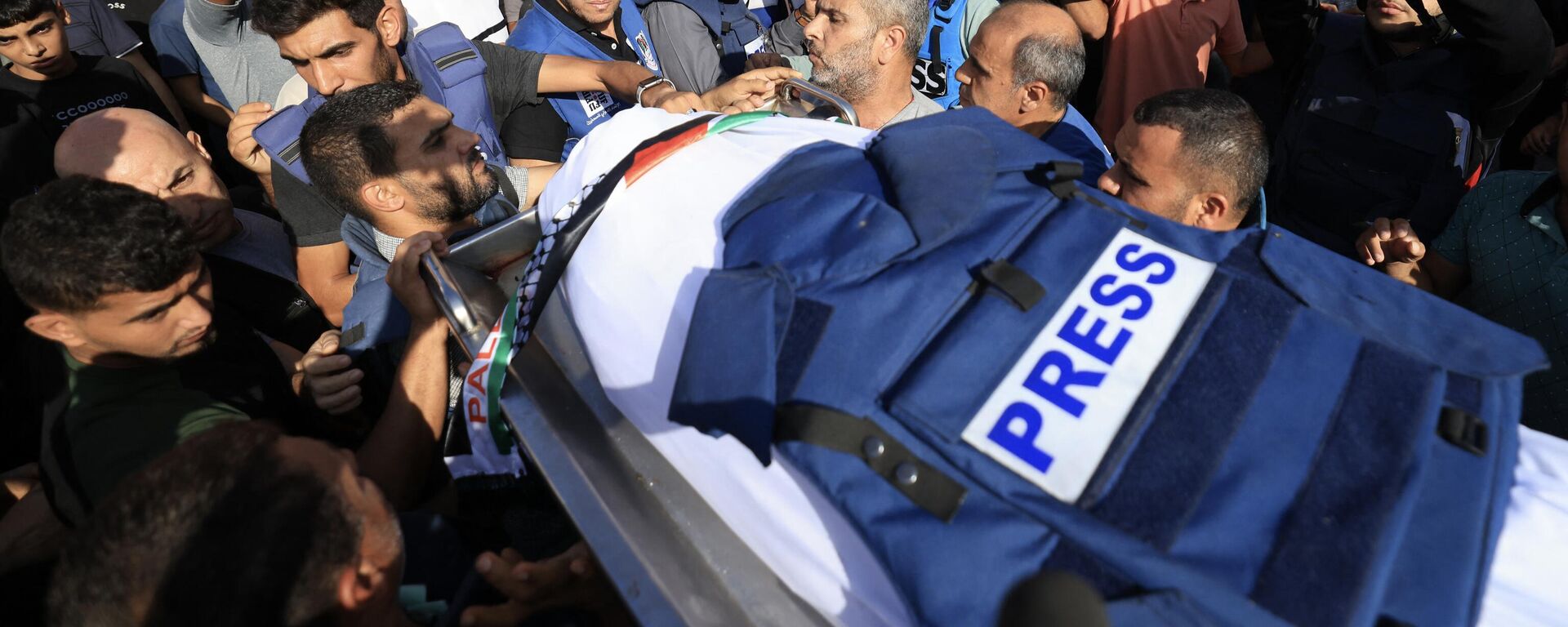 تشييع جثمان الصحفي في تلفزيون فلسطين محمد أبو حطب الذي قتل في قصف إسرائيلي على منزله بخان يونس، جنوب قطاع غزة في 3 نوفمبر 2023 - سبوتنيك عربي, 1920, 14.01.2024