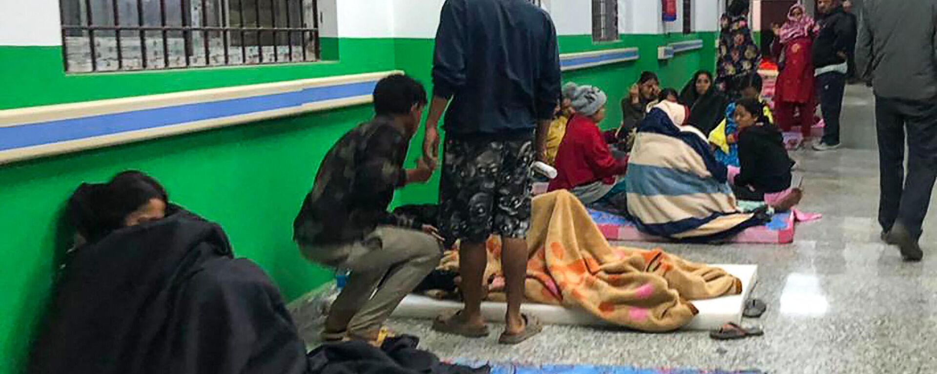 ناجون في ممر مستشفى في نيبال في أعقاب زلزال جاجاركوت المدمر، 4 نوفمبر 2023 - سبوتنيك عربي, 1920, 04.11.2023