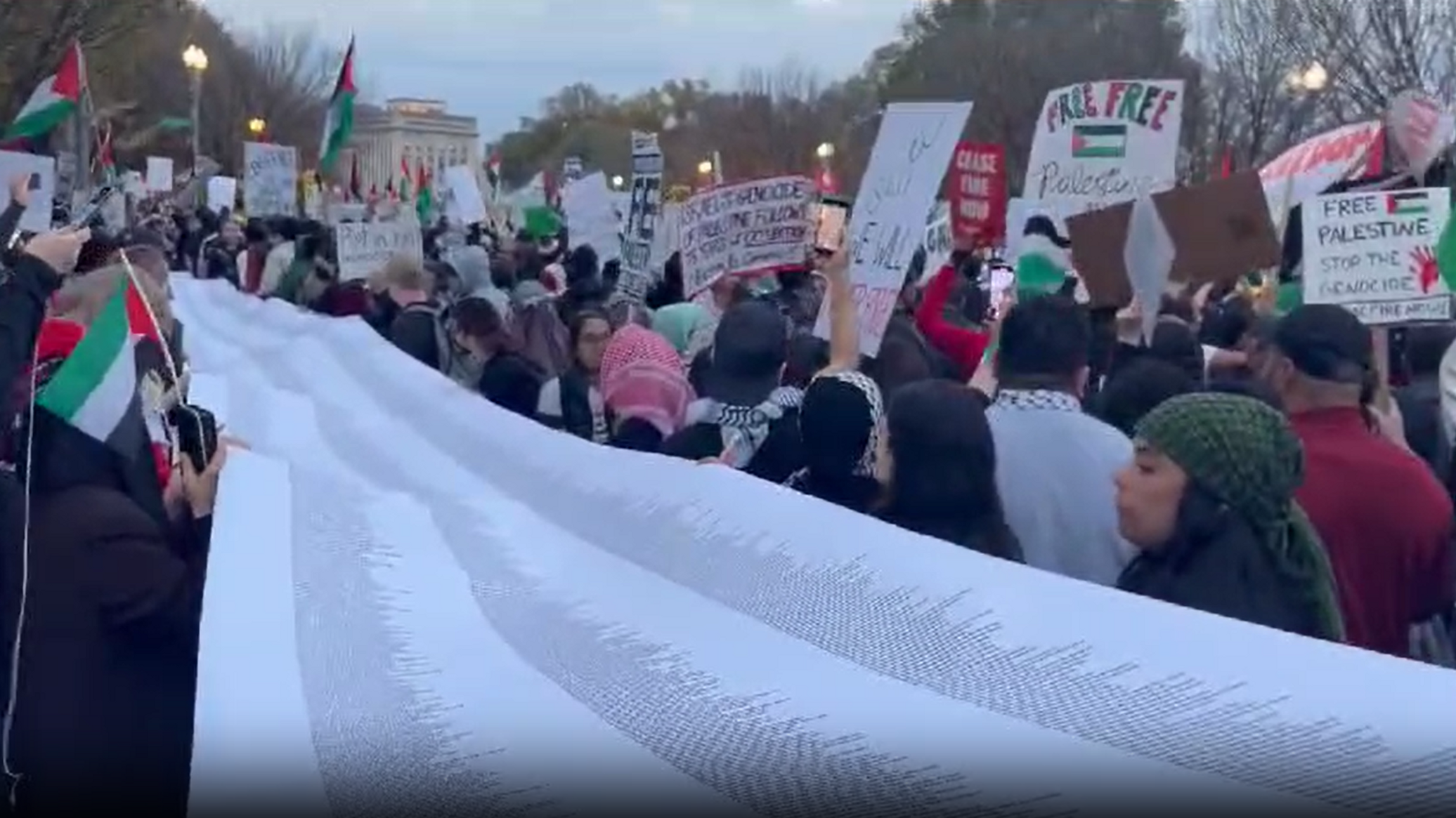 متظاهرون في أمريكا يحملون قائمة ورقية ضخمة تحمل أسماء ضحايا غزة... فيديو