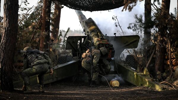 عمل طاقم مدفع 2أ3بي غياتسينت-بي عيار 152 ملم في اتجاه محور كراسني ليمان، في منطقة العملية العسكرية الخاصة - سبوتنيك عربي