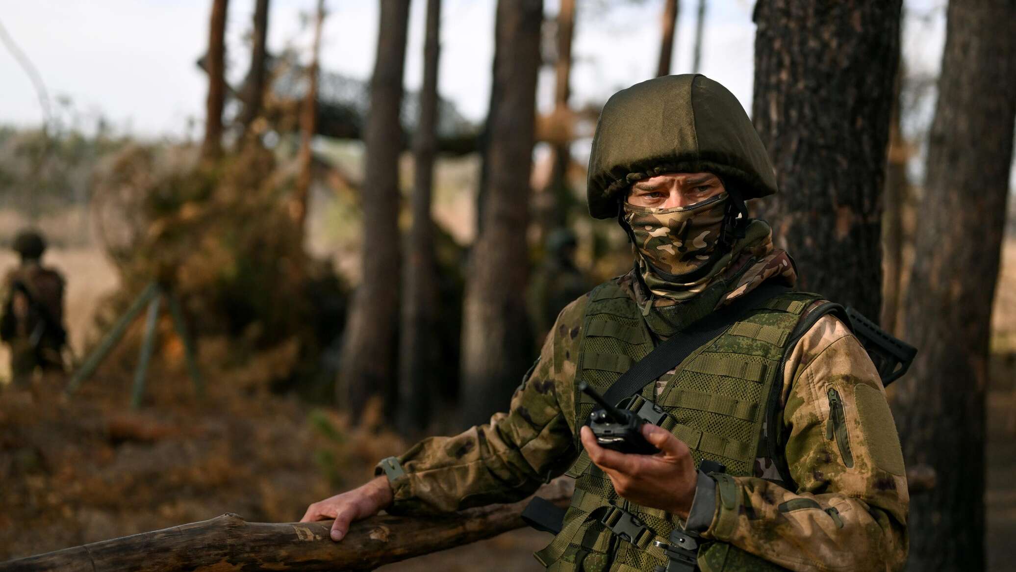 مشاهد لقيام القوات الأوكرانية بسحب مدرعة مشتعلة... فيديو