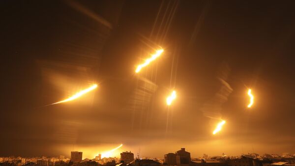 قوات الجيش الإسرائيلي تلقي بالقنابل الضوئية  سماء الليل في مدينة غزة، قطاع غزة 6 نوفمبر 2023. - سبوتنيك عربي