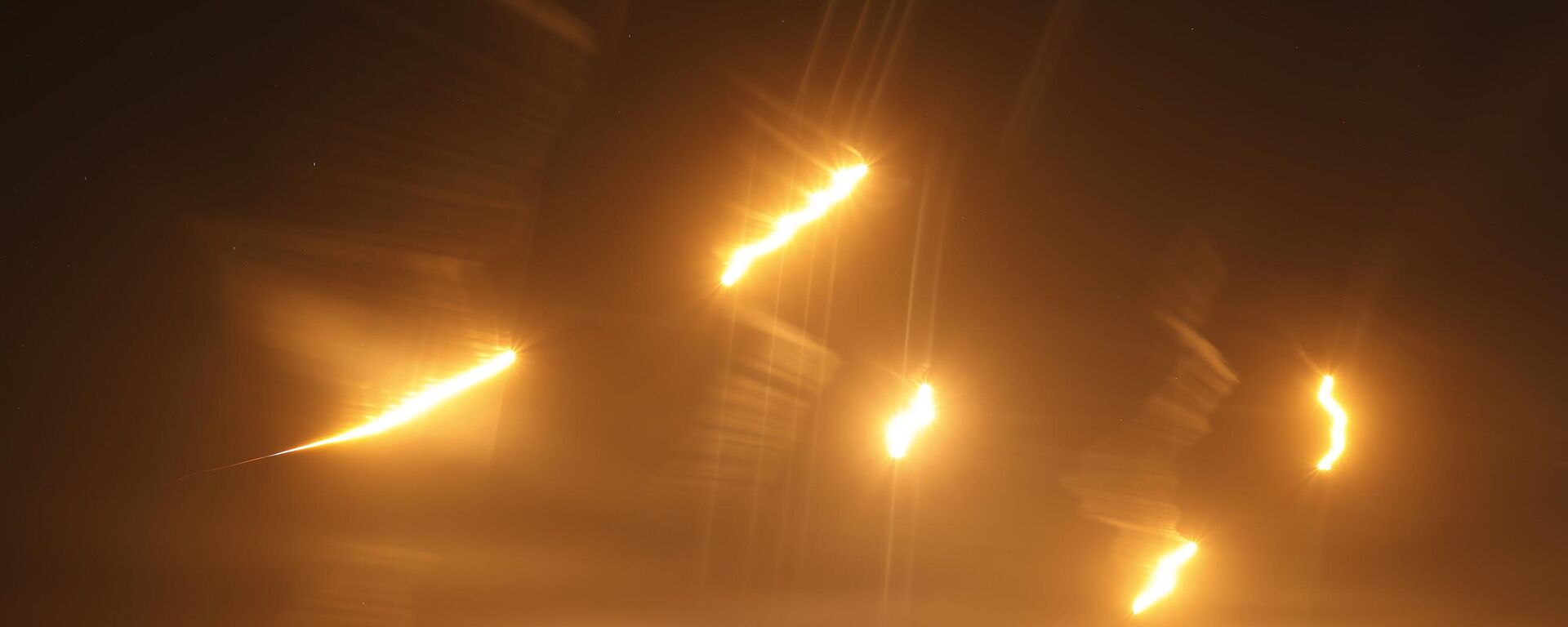 قوات الجيش الإسرائيلي تلقي بالقنابل الضوئية  سماء الليل في مدينة غزة، قطاع غزة 6 نوفمبر 2023. - سبوتنيك عربي, 1920, 12.11.2023