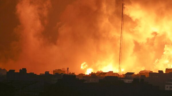 تصاعد النيران والدخان من المباني بعد الغارات الجوية الإسرائيلية على مدينة غزة، 5 نوفمبر 2023 - سبوتنيك عربي