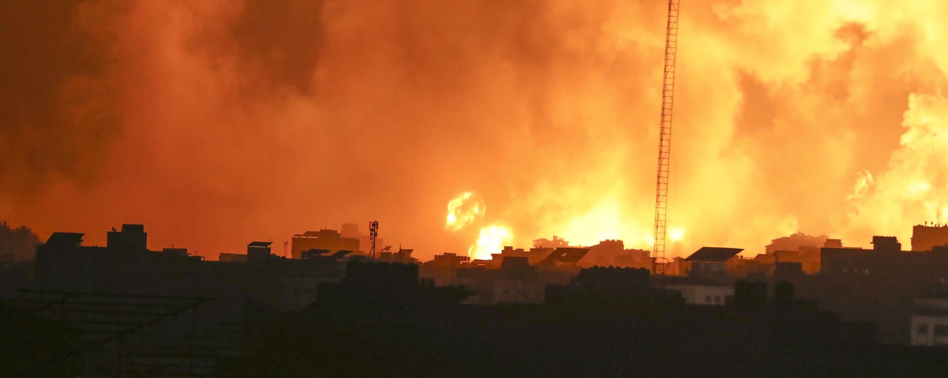 تصاعد النيران والدخان من المباني بعد الغارات الجوية الإسرائيلية على مدينة غزة، 5 نوفمبر 2023 - سبوتنيك عربي, 1920, 27.11.2023