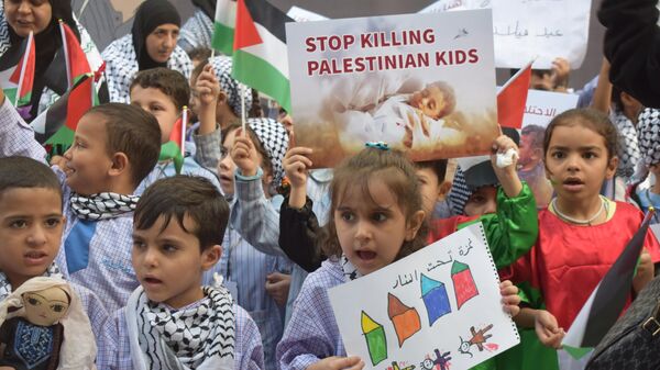 أطفال مخيمات بيروت يتضامنون مع أطفال غزة أمام مقر الصليب الأحمر الدولي - سبوتنيك عربي
