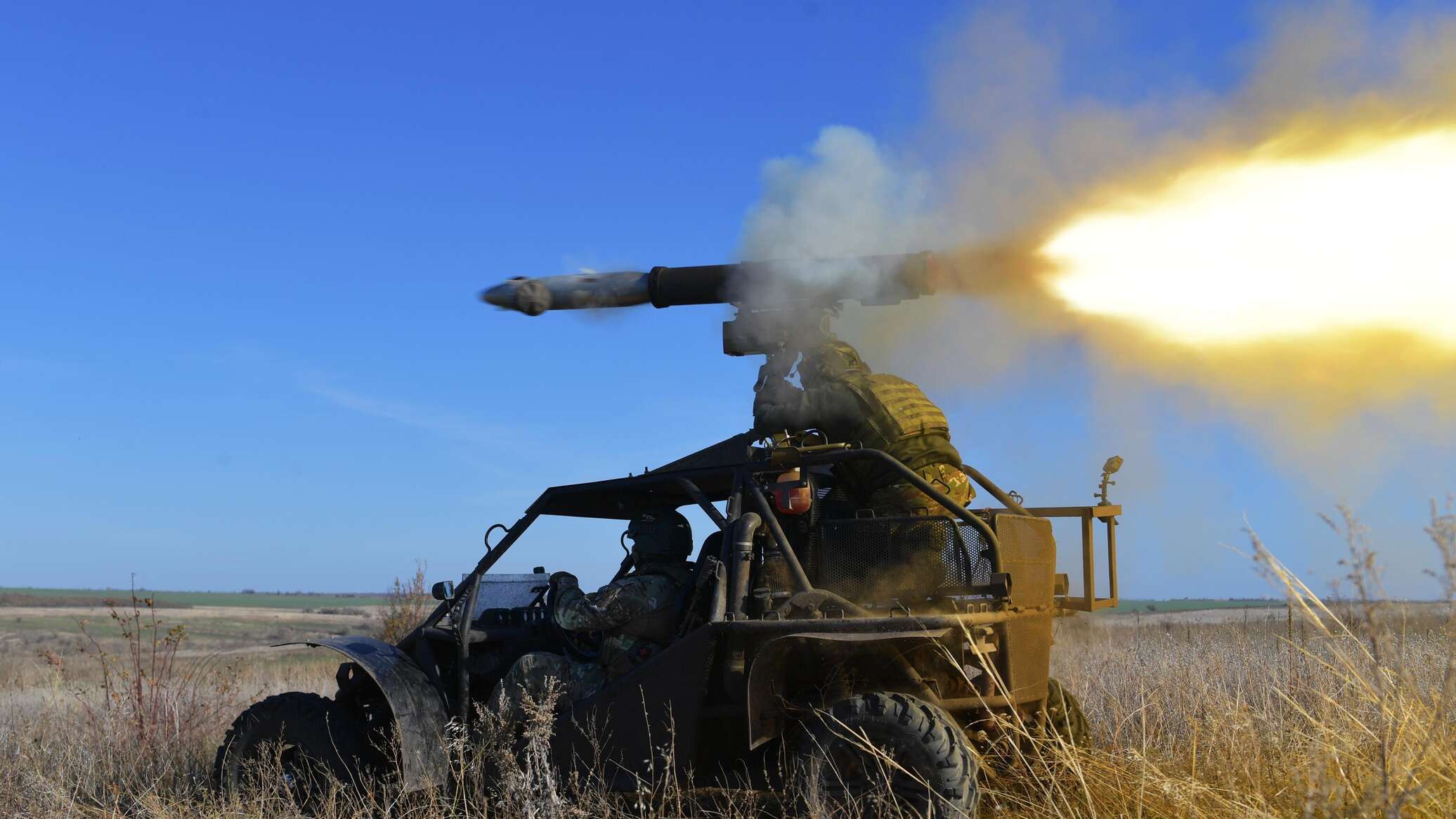 مظليون روس يدمرون مدرعتين أوكرانيتين باستخدام صواريخ "كورنيت"... فيديو