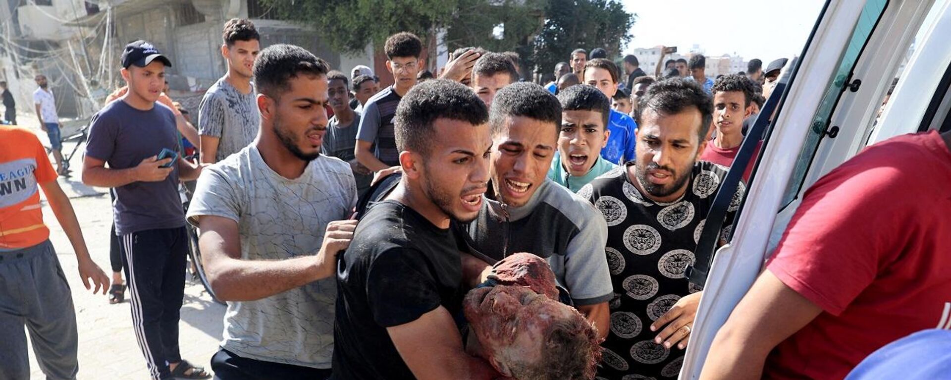 فلسطيني ينقل رجلا مصابا إلى سيارة إسعاف كانت تنتظره، بعد غارة إسرائيلية على مدينة رفح، جنوب قطاع غزة، 9 نوفمبر/ تشرين الثاني 2023 - سبوتنيك عربي, 1920, 11.11.2023