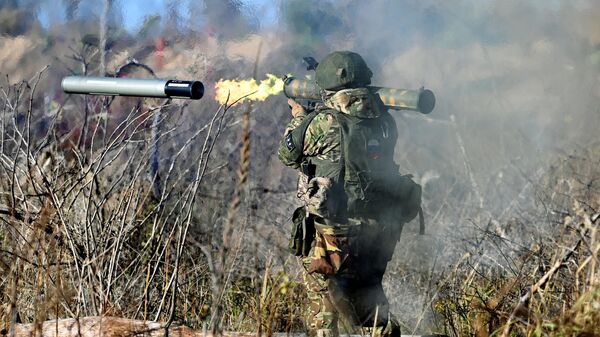 جندي من القوات المسلحة الروسية يطلق النار من قاذف لهب - شميل أثناء التدريب القتالي  في أحد ساحات التدريب في منطقة العملية العسكرية الخاصة - سبوتنيك عربي