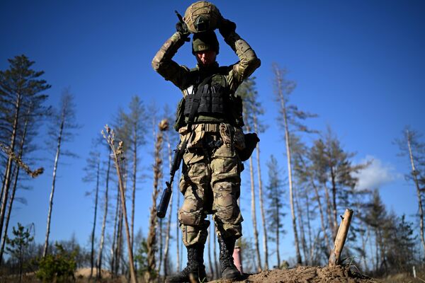 جندي من القوات المسلحة الروسية في أحد ميادين التدريب القتالي في منطقة العملية العسكرية الخاصة - سبوتنيك عربي