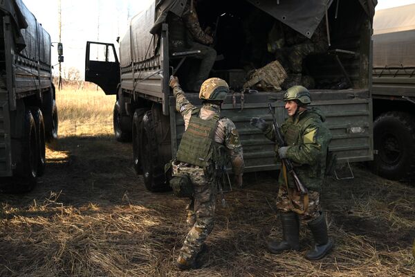 جنود من القوات المسلحة الروسية في أحد ميادين التدريب القتالي في منطقة العملية العسكرية الخاصة - سبوتنيك عربي