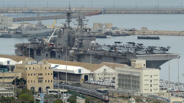 السفينة الهجومية الأمريكية يو إس إس إيو جيما راسية في ميناء حيفا شمال إسرائيل في 15 مارس 2018 - سبوتنيك عربي