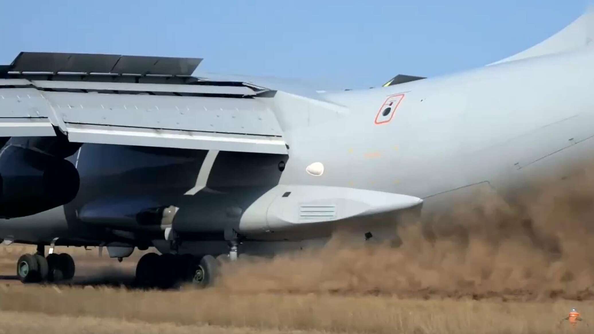 هبوط طائرة "إيل-76 إم دي" روسية عملاقة بنجاح على مدرج ترابي... فيديو