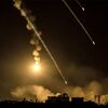 Израильская сигнальная ракета падает на позиции вблизи южной границы Израиля в северной части сектора Газа - سبوتنيك عربي