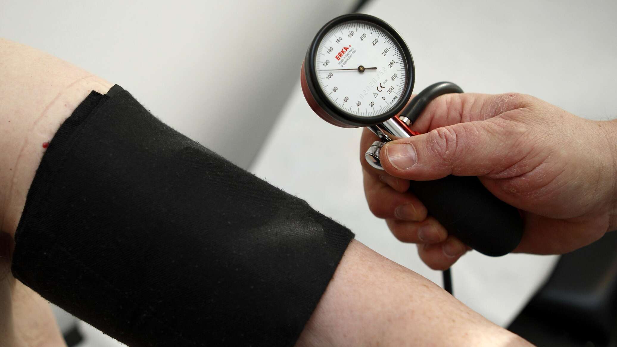 دراسة تكشف عن عادة يومية بسيطة تخفض ضغط الدم مثل الأدوية