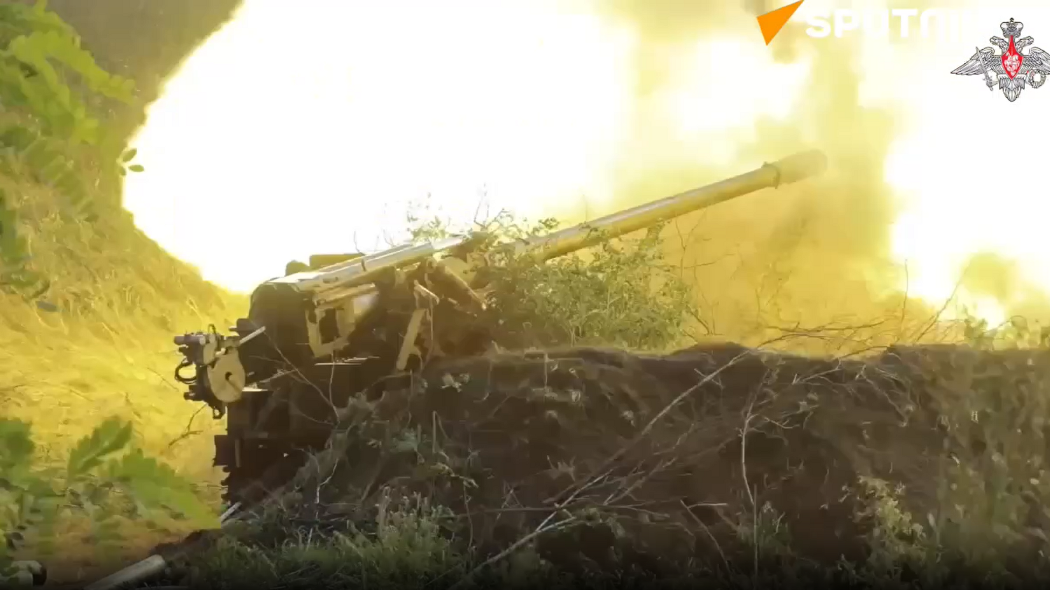 مشاهد لاستهداف مدفع "غياتسينت" الروسي لمعاقل قوات كييف... فيديو