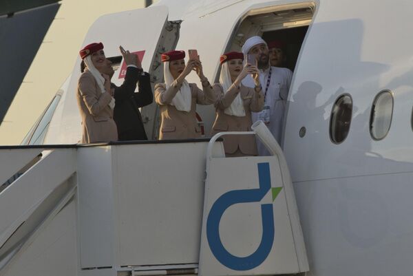 أفراد طاقم طيران الإمارات يشاهدون مظاهرة طيران في معرض دبي الجوي في دبي, الإمارات العربية المتحدة, نوفمبر. 13, 2023.  - سبوتنيك عربي