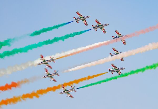 أداء فرق العرض الجوي في معرض دبي للطيران-2023 في دبي. - سبوتنيك عربي