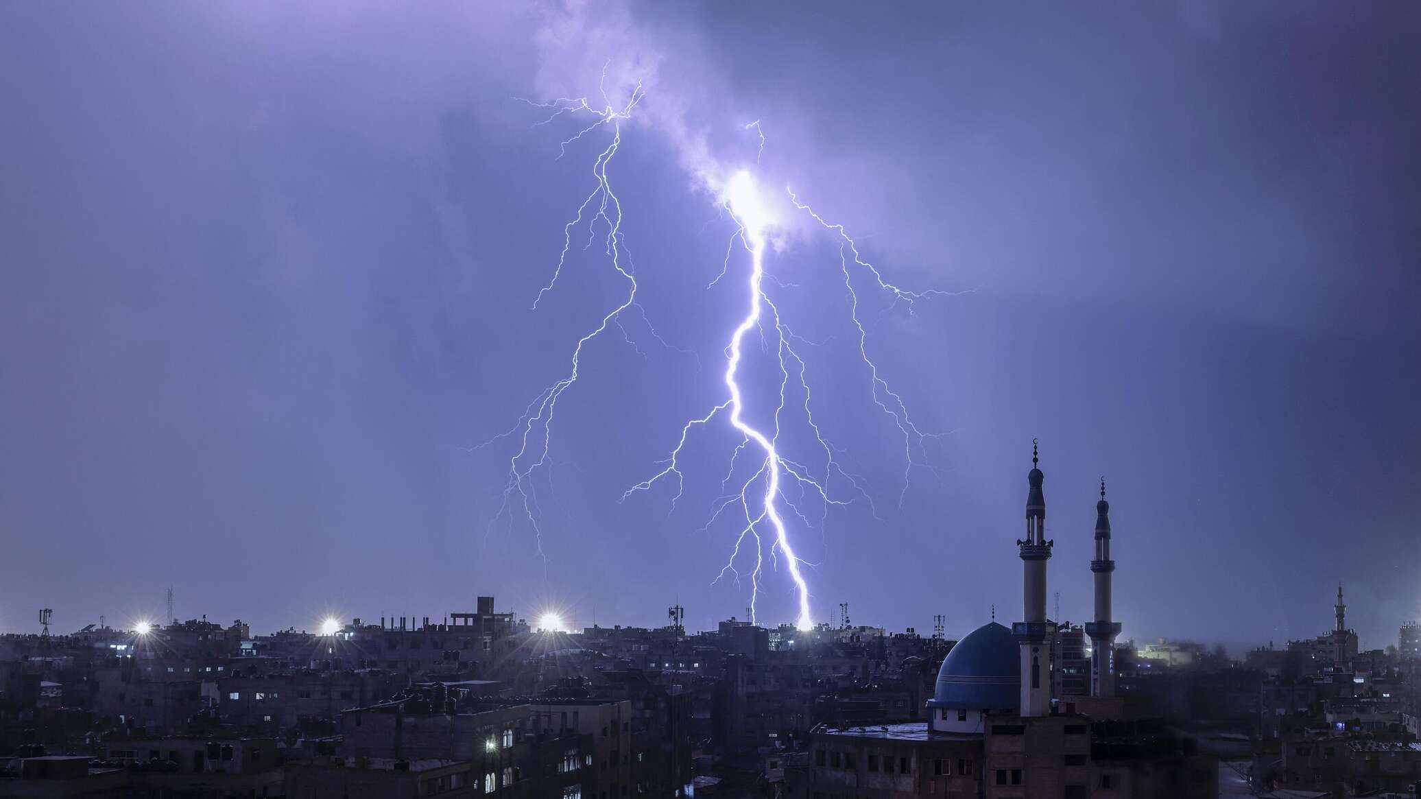 قصف وبرق ورعد... مشاهد من غزة مع حلول منخفض جوي