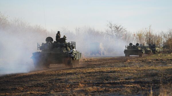 Боевая стрельба экипажей модернизированного танка Т-62 на полигоне в Запорожской области  - سبوتنيك عربي