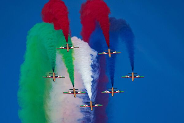 يقدم فريق الاستعراض الجوي &quot;الفرسان&quot; عروضه في معرض دبي الدولي للطيران والفضاء 2023 في دبي. - سبوتنيك عربي
