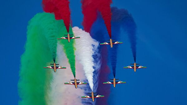 يقدم فريق الاستعراض الجوي الفرسان عروضه في معرض دبي للطيران الدولي والفضاء 2023 في دبي. - سبوتنيك عربي