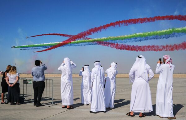يقدم فريق الاستعراض الجوي &quot;الفرسان&quot; عروضه في معرض دبي الدولي للطيران والفضاء-2023 في دبي. - سبوتنيك عربي