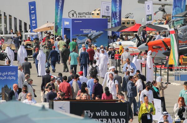 زوار معرض دبي الدولي للطيران والفضاء-2023. - سبوتنيك عربي