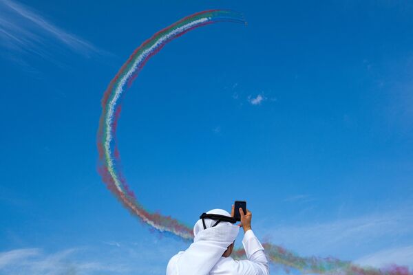 يقدم فريق الاستعراض الجوي &quot;الفرسان&quot; عروضه في معرض دبي الدولي للطيران والفضاء- 2023 في دبي. - سبوتنيك عربي
