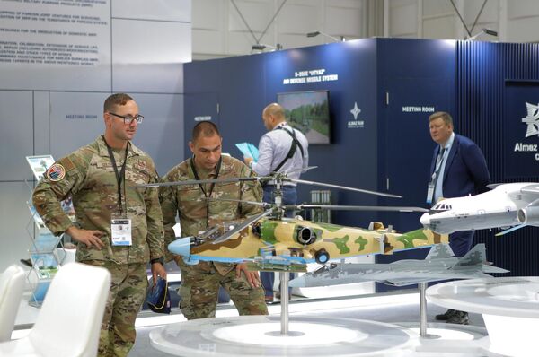 جنود القوات الجوية الأمريكية يتفقدون نموذجا للمروحية القتالية الروسية &quot;كا 52&quot; (التمساح) في معرض دبي الدولي للطيران والفضاء - 2023 في دبي. - سبوتنيك عربي