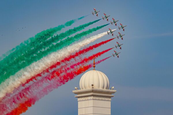 فرقة الاستعراض الجوي &quot;فريتشي تريكولوري&quot; التابعة للقوات الجوية الإيطالية في معرض دبي الدولي للطيران والفضاء-2023. - سبوتنيك عربي