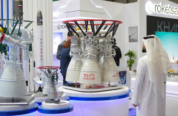 نموذج لمحرك الصاروخ الروسي &quot;أر دي - 171&quot; في جناح &quot;روسكوسموس&quot; في معرض دبي الدولي للطيران والفضاء-2023. - سبوتنيك عربي