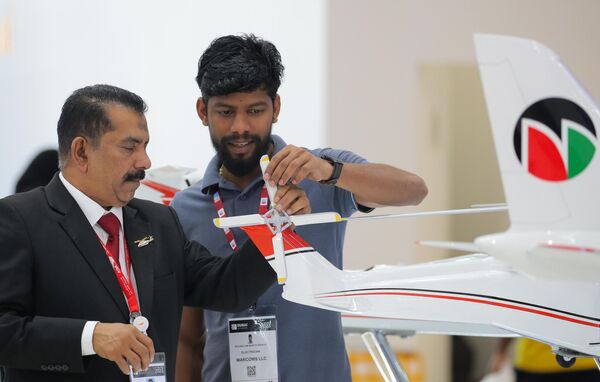زوار معرض دبي الدولي للطيران والفضاء- 2023 في دبي. - سبوتنيك عربي
